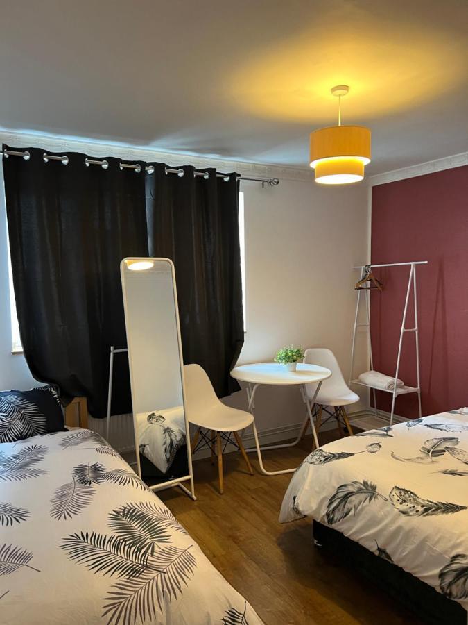 Private Room With Two Beds Near Central London Kültér fotó