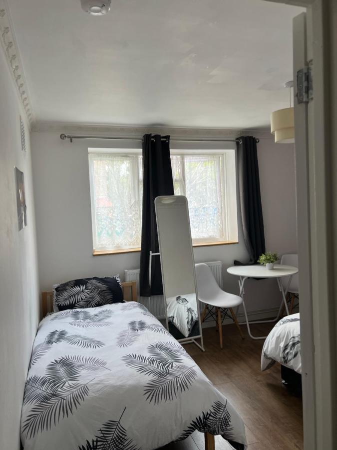 Private Room With Two Beds Near Central London Kültér fotó