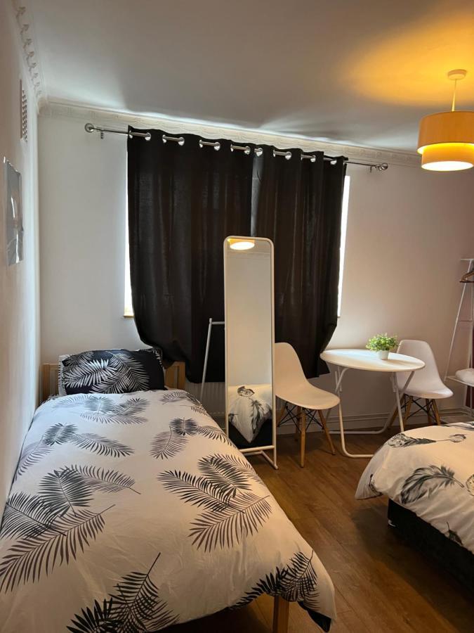 Private Room With Two Beds Near Central London Kültér fotó