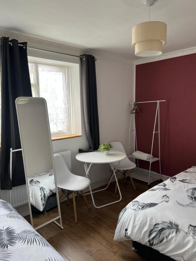 Private Room With Two Beds Near Central London Kültér fotó